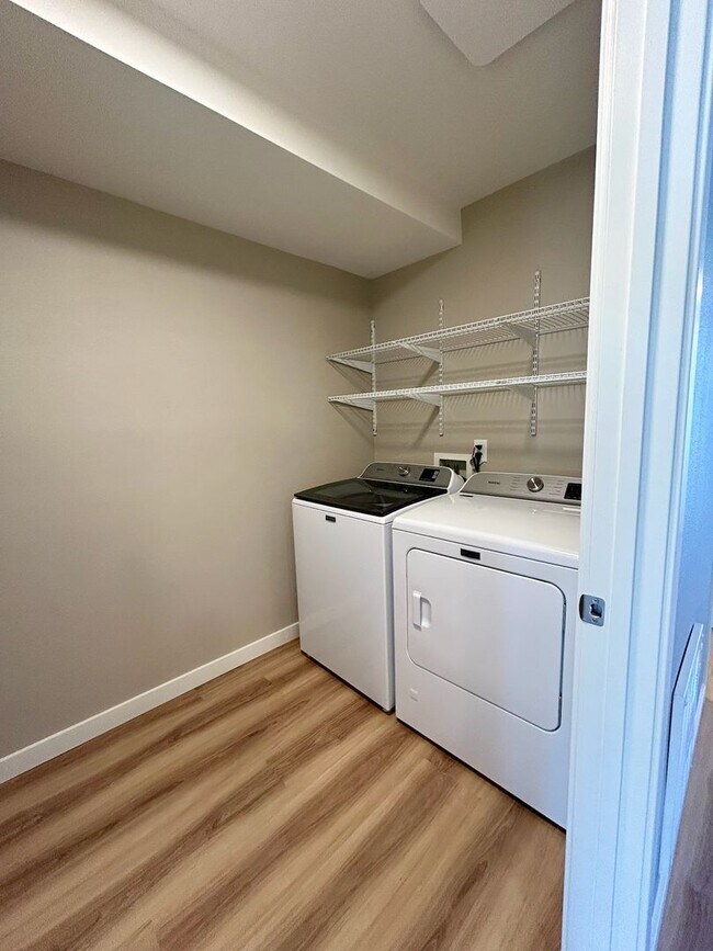 Building Photo - New Holly Townhouse