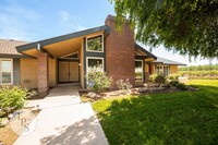 Building Photo - Fresno Westside Home, 3BR/3BA, Country Liv...