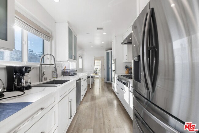 Building Photo - 5439 Carpenter Ave