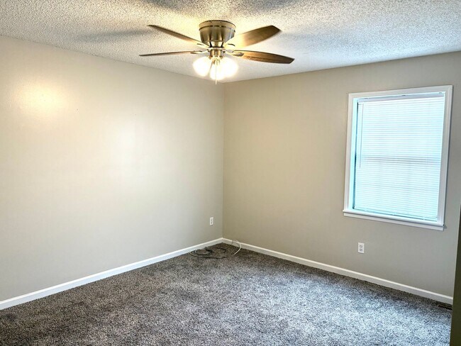 Building Photo - 115-115 W Foxwood Dr
