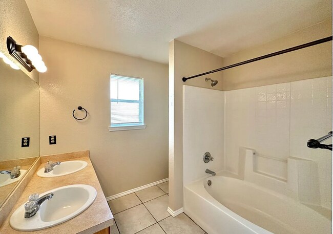 Building Photo - 4 Bedroom 2 Bath - Convenient Location