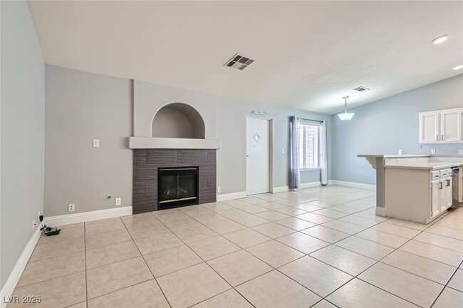 Building Photo - 924 Clubview Dr