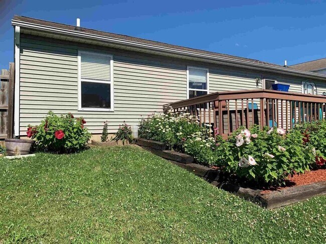 Building Photo - South side 3 Bedroom, 2 Bath Home, w/ 2 car attached garage