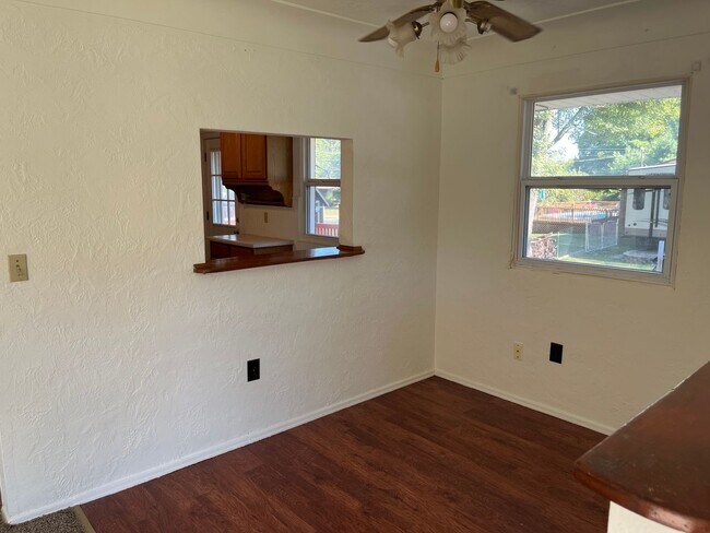 Building Photo - Three bedroom in Godfrey