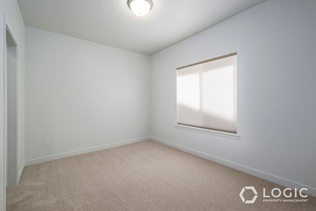 Building Photo - Beautiful Townhome in Herriman UT