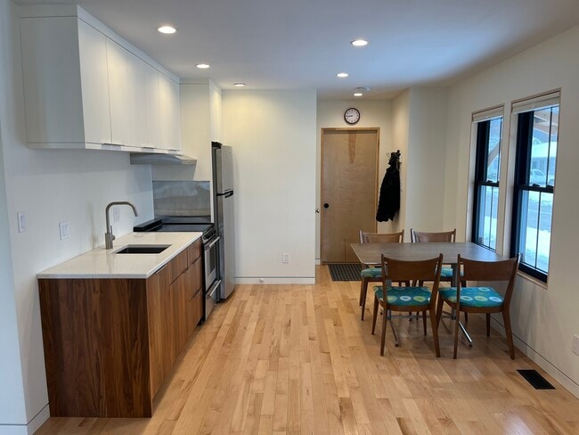 Building Photo - 802 Heivly St