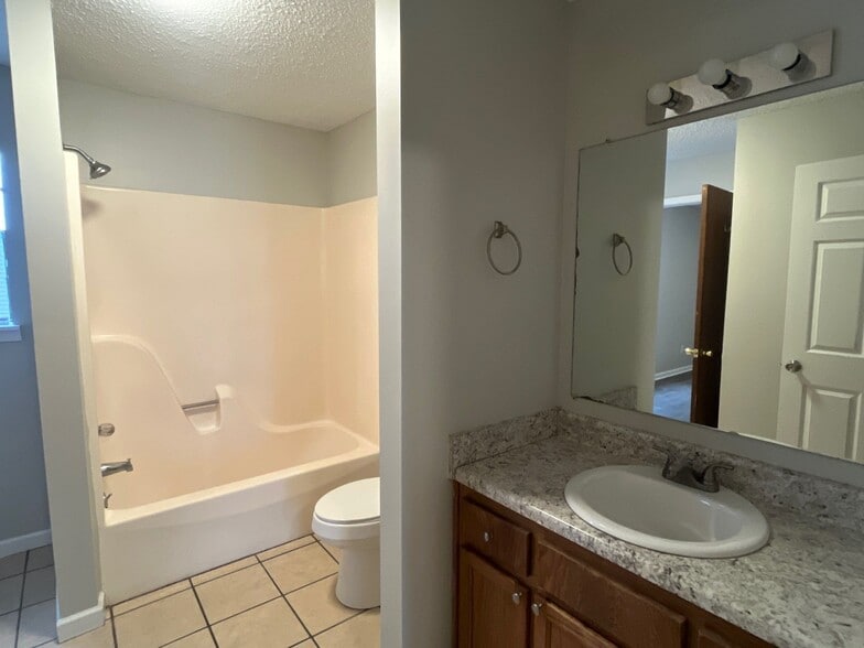 Building Photo - 40 Sta Les Cv