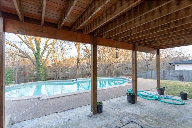 Building Photo - 310 Overland Dr