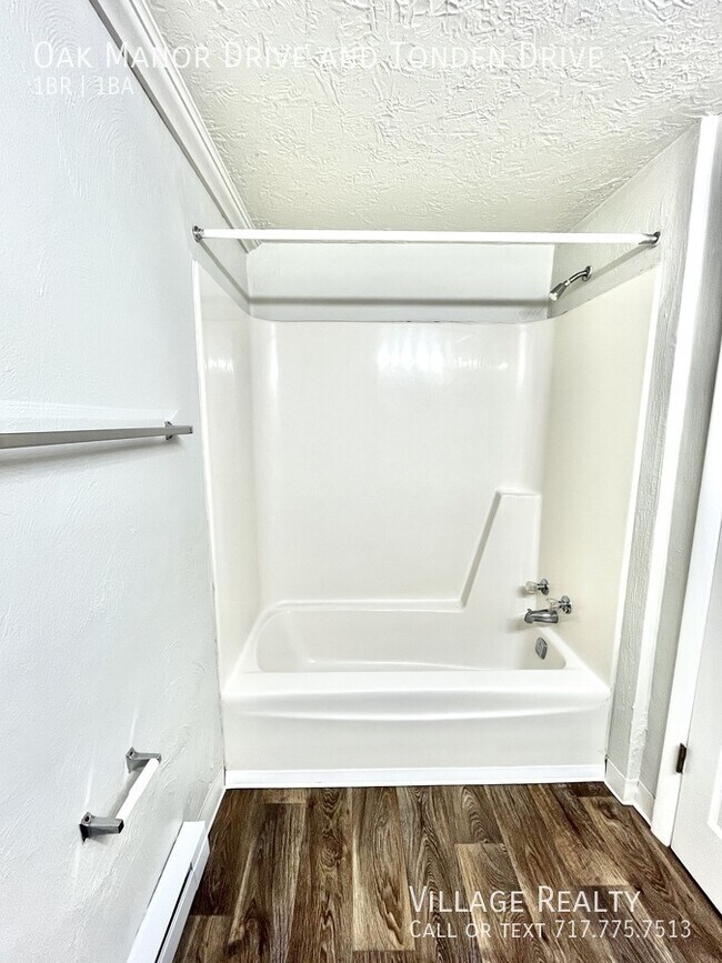 Building Photo - 204 Oak Manor Dr