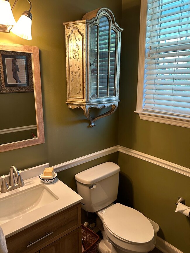 Building Photo - Fully Furnished: Stunning 3 - Bedroom 2.5 ...