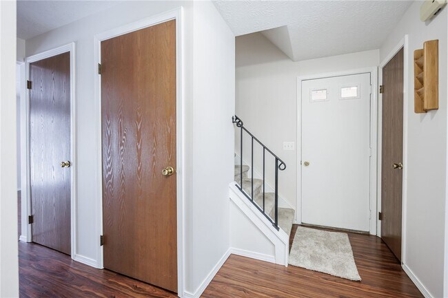 Building Photo - 16 Sanders Farm Dr