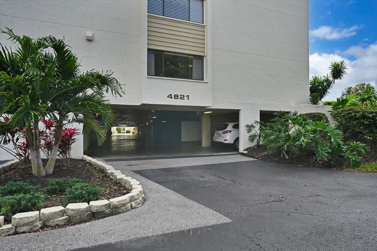 Building Photo - 4821 S Landings Dr