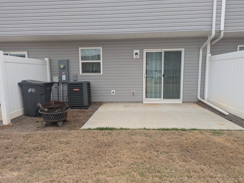 Building Photo - 133 Fernside Ct