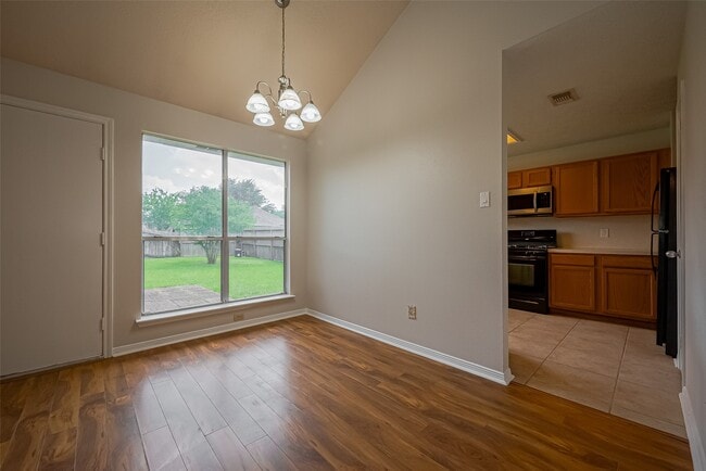 Building Photo - 3007 Cloverdale Dr