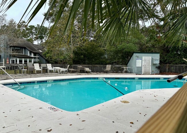 Building Photo - Available 12/16. Beautiful FURNISHED End-U...