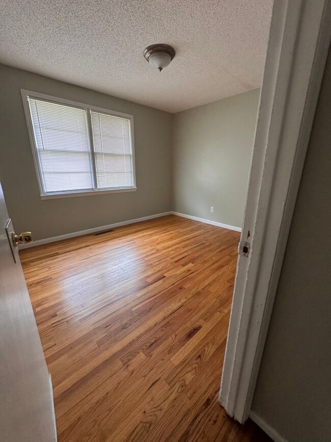 Building Photo - 503 Henderson Dr