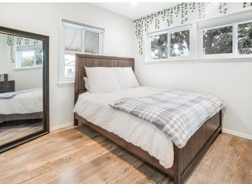 Building Photo - 10100 Sophia Ave