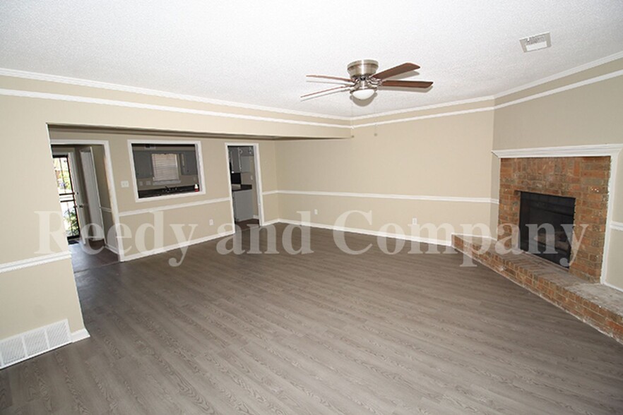 Building Photo - 5875 Jardin Pl