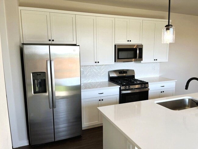 Building Photo - Modern Luxury Meets Convenience in Hillsboro
