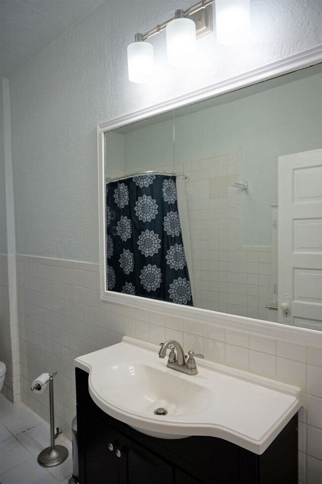 Building Photo - 2 BED 1 BATH DUPLEX MESTA PARK