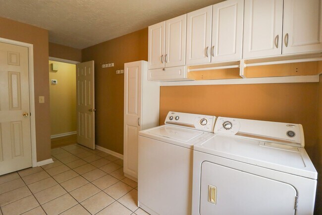 Building Photo - 2 Bed | 3 Bath with In-Ground Pool in Cent...