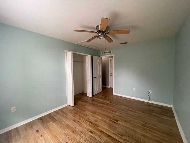 Building Photo - Great Home Great Location - 4 br 2 1/2 bath