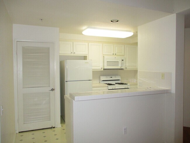 Building Photo - Stunning 2-Bed, 2-Bath