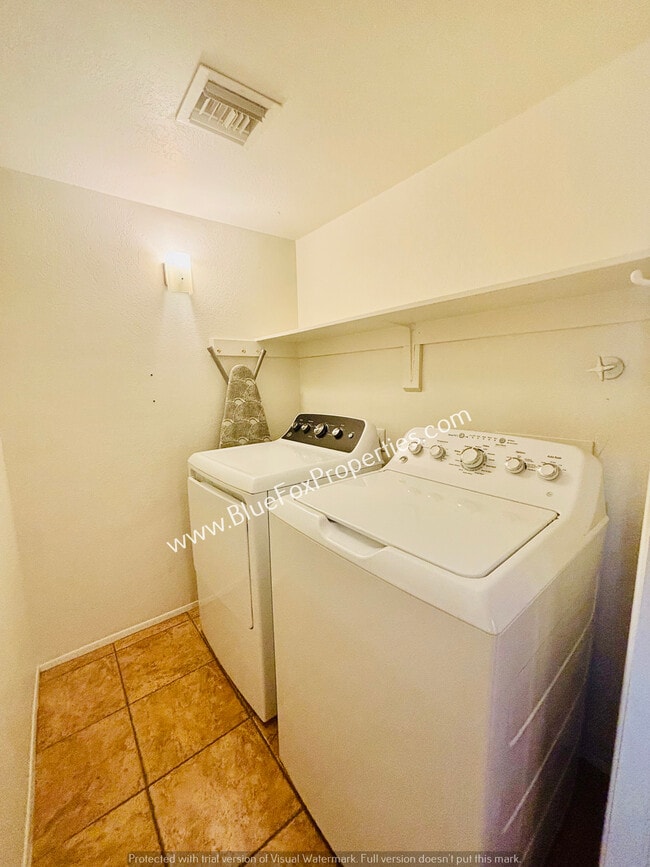 Building Photo - 2712 N Cloverland Ave