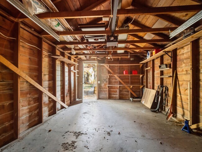 Building Photo - 2716 W Everett Ave