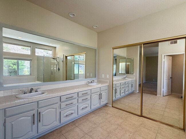 Building Photo - 3366 Waterford Dr