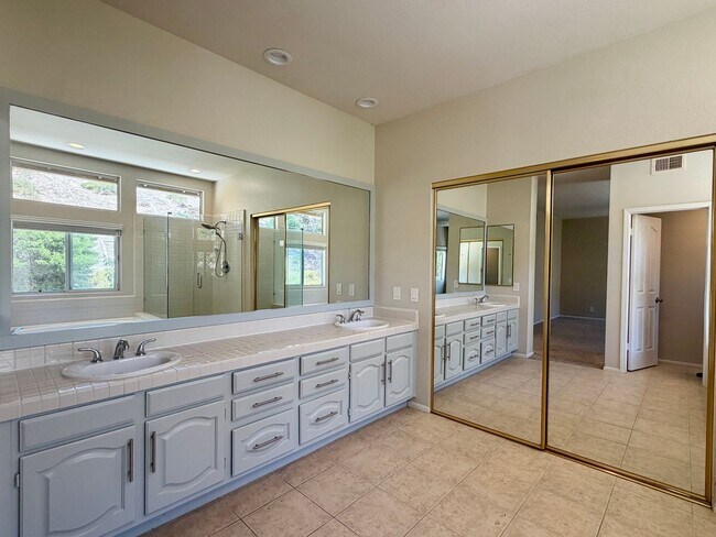 Building Photo - Spacious Five Bedroom in Rancho Del Oro