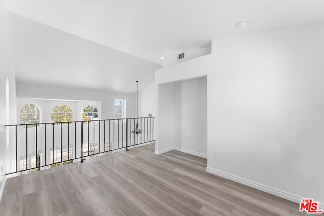 Building Photo - 37105 Zinnia St