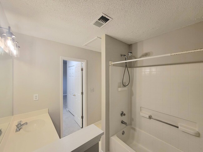 Building Photo - Townhome in University Area; Master on Main!