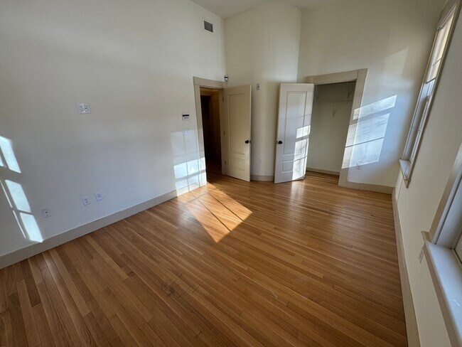 Building Photo - 10 Linwood St