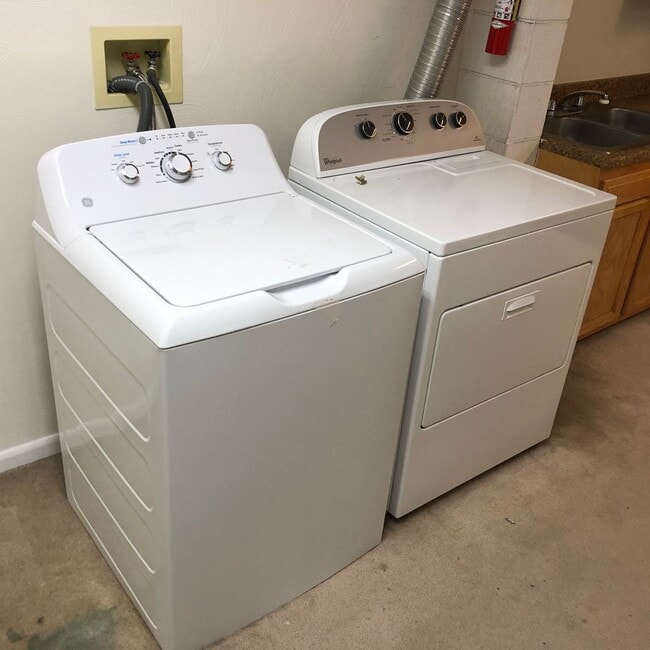 Building Photo - 3 Bed/2.5 Bath Home in Wiles Hill - Available May 20th!