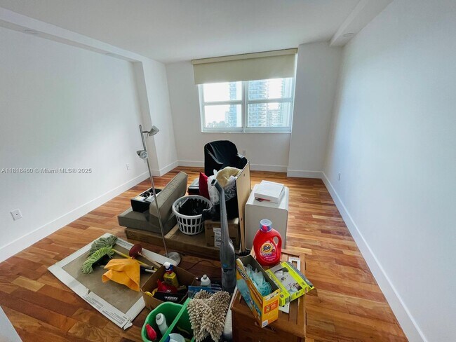 Building Photo - 1155 Brickell Bay Dr