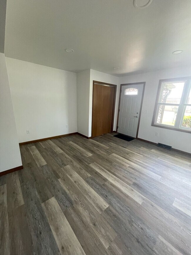 Building Photo - FULLY UPDATED 2-bedroom, 1-bath home (with bonus room) in Janesville
