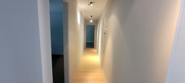 Building Photo - 4 bedrooms 3 baths beautiful house