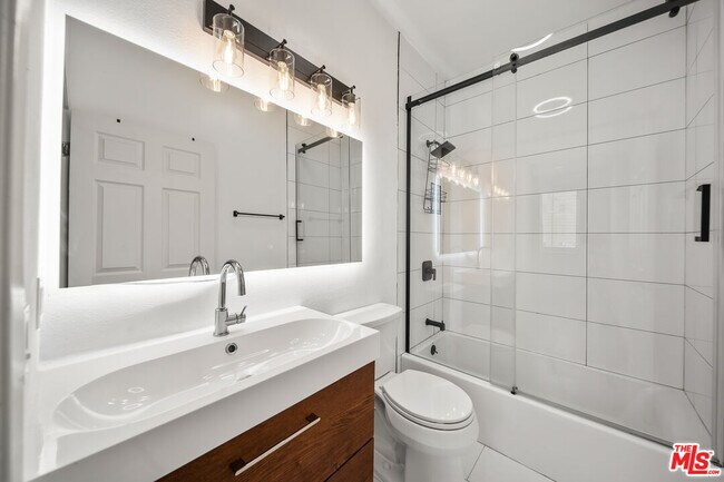 Building Photo - 812 N Hudson Ave