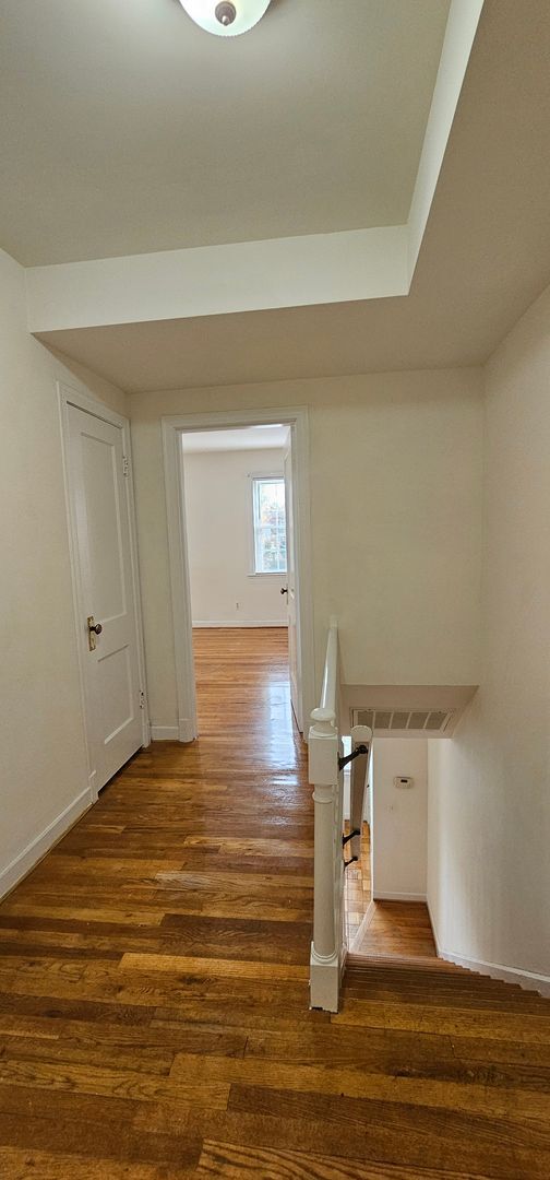 Building Photo - Sun-Filled & Well-Maintained 1 Bed 1 Bath Interior Townhome In Arlington Village