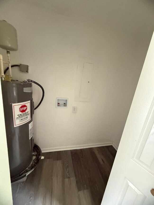 Building Photo - 5708 Edwina Dr