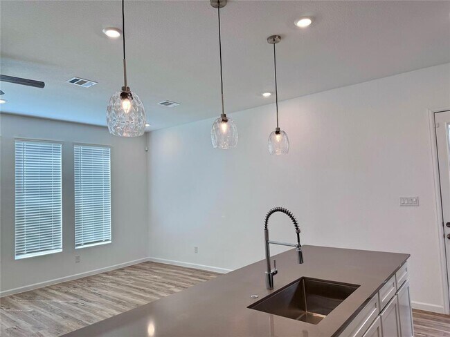 Building Photo - 5410 Holly Hvn Ct