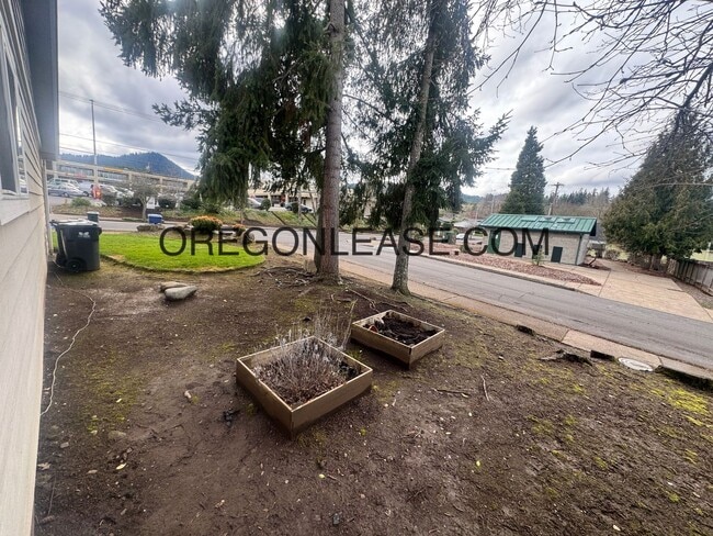 Building Photo - 2 Bed one bath South Hills duplex