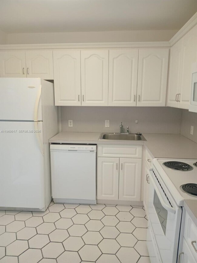 Building Photo - 20400 W Country Club Dr