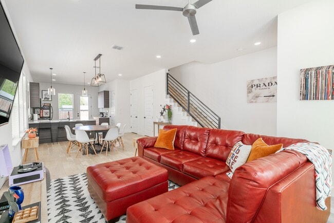 Building Photo - 719 Eleanor Ave