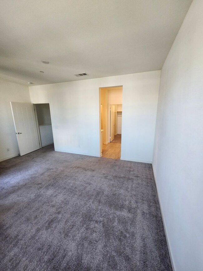 Building Photo - Gorgeous Tri-level Townhouse 3 beds 3 1/2 ...