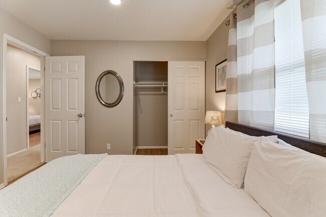 Building Photo - 2421 Saratoga Rd