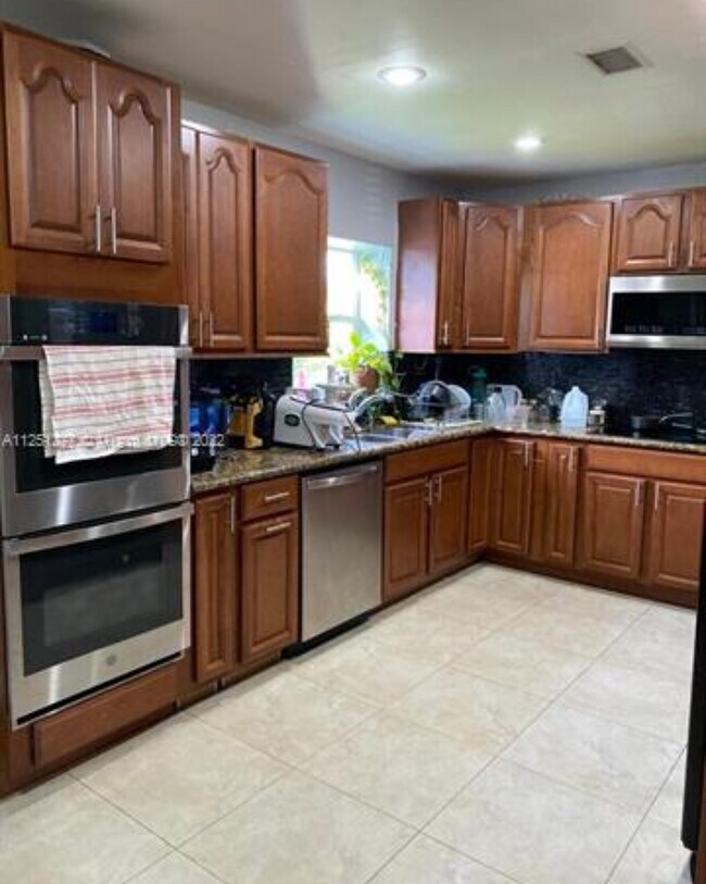 Building Photo - 7901 SW 21st St