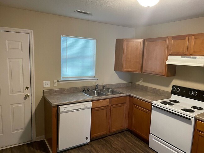 Building Photo - 668 Gardner Dr SE