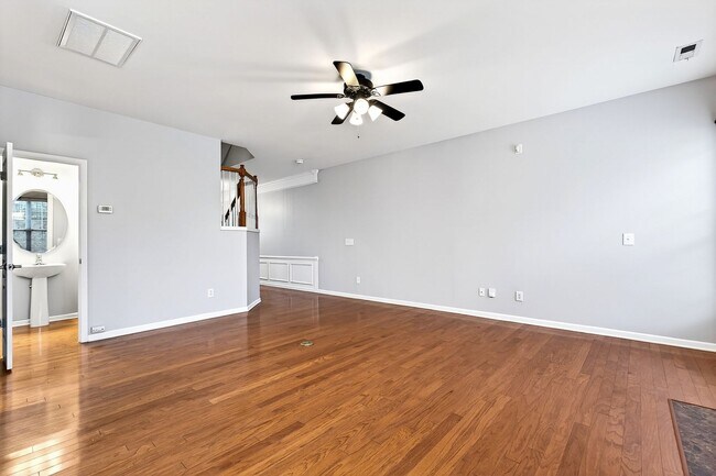 Building Photo - Cozy 3BR Townhouse in Glenwood Crossing!